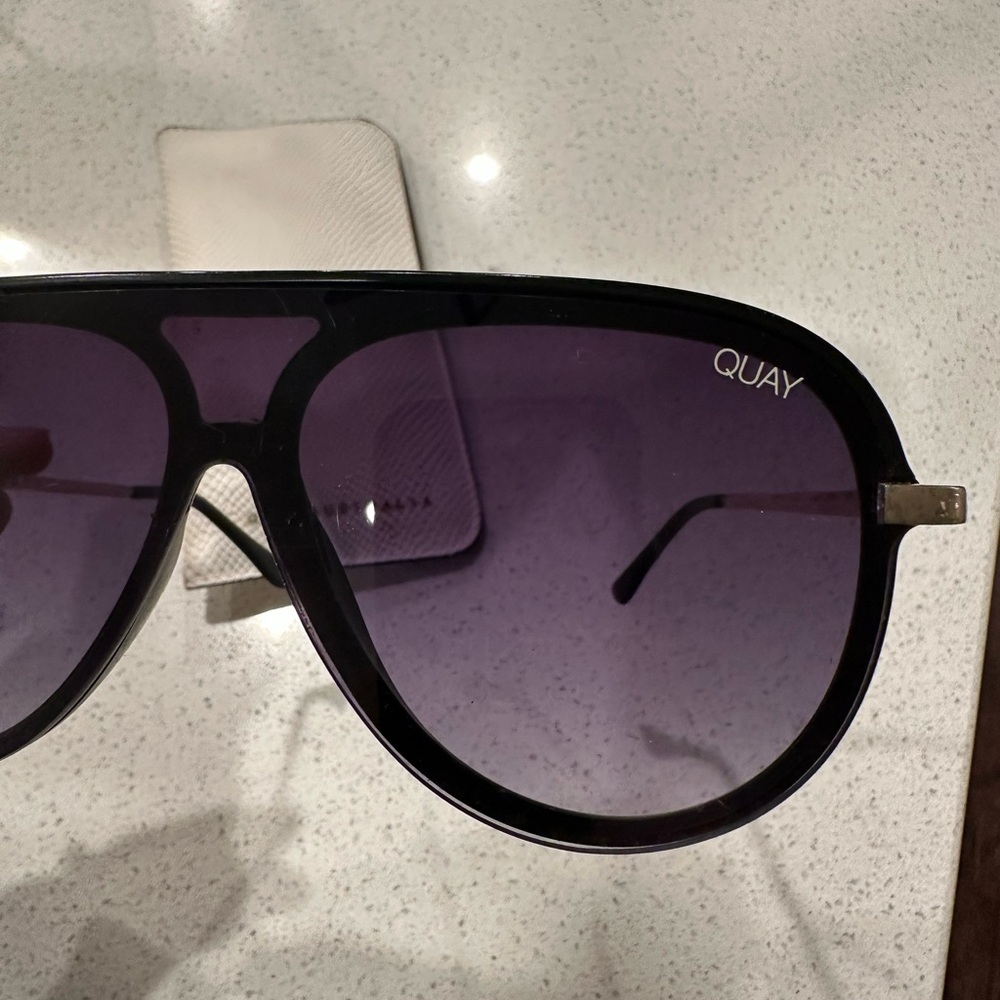 Quay Australia Black Sunglasses with Cream Case - Picture 4 of 6